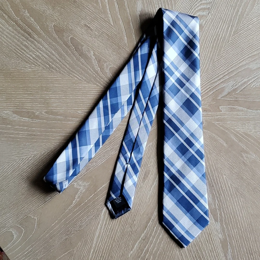 Calvin Klein silk necktie - Picture 1 of 5